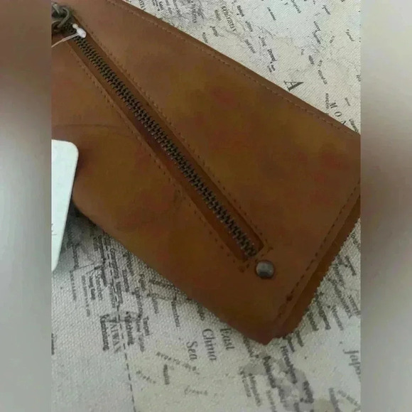 Free People Distressed Vegan Wallet/Wristlet, brown pebble texture New With Tags - Picture 3 of 10